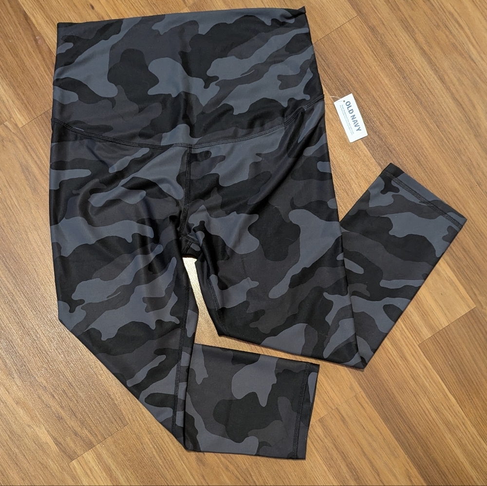NWT Old Navy Active Black & Gray Camo Leggings